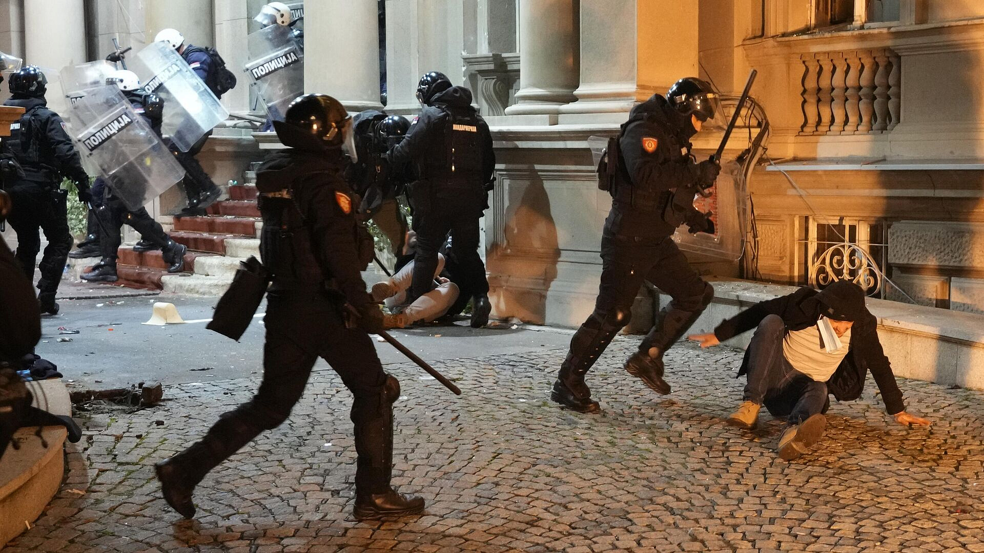 Протестующие в Сербии забросали пиротехникой администрацию города Валево