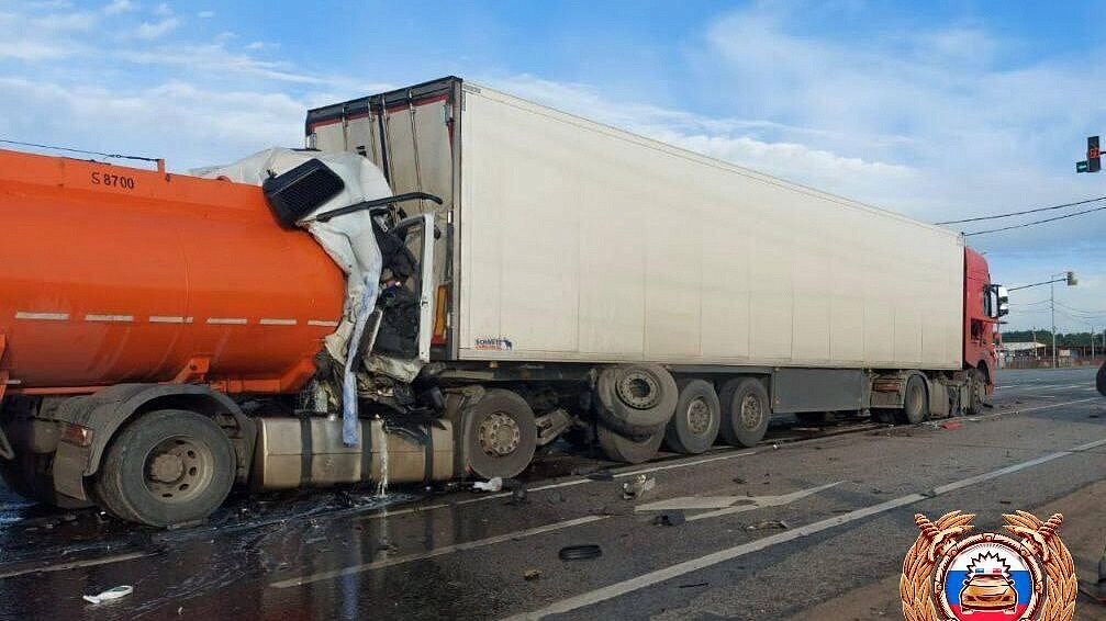 В ДТП с грузовиками в Тверской области погибло два человека