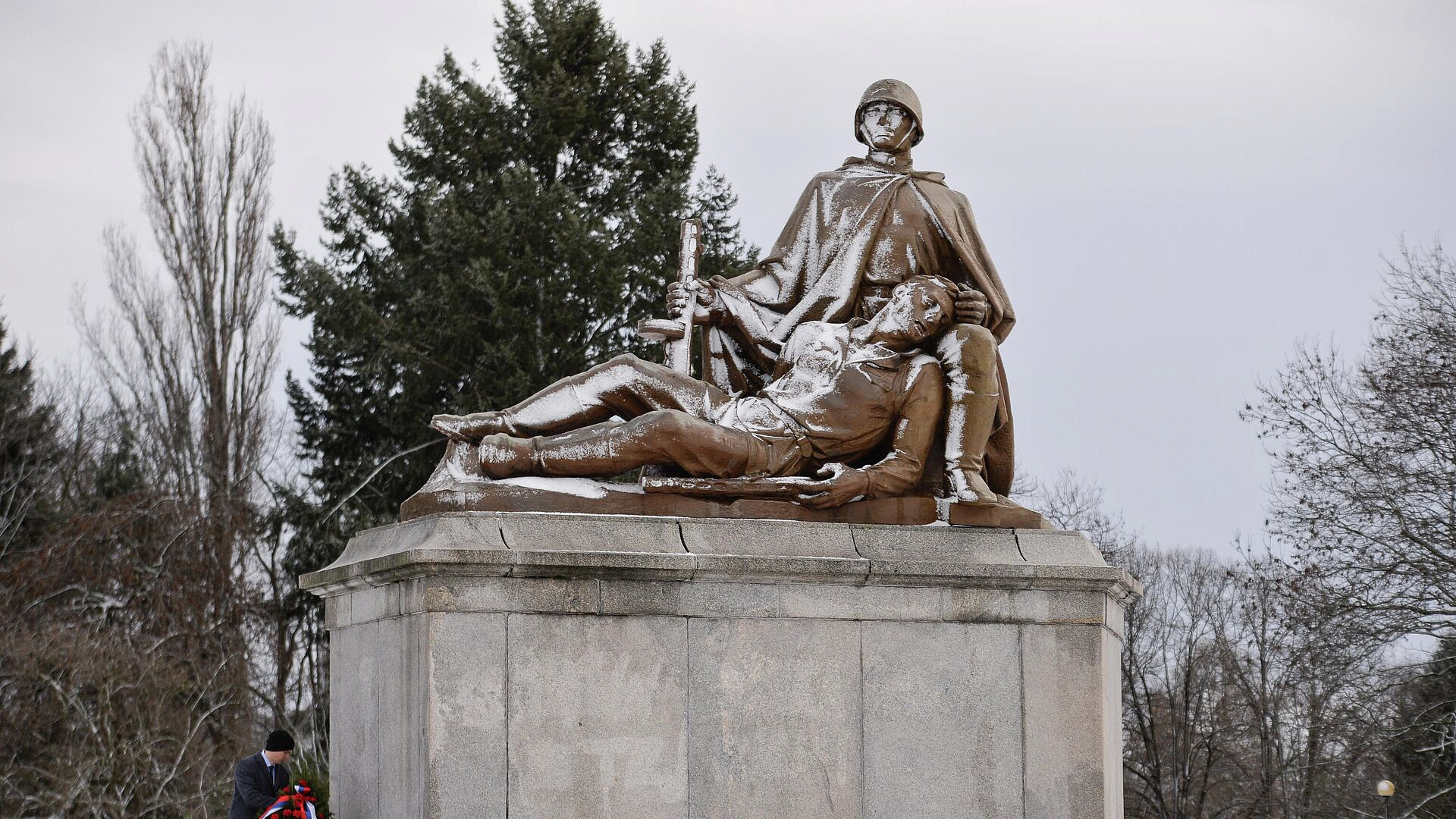 Российские дипломаты возложили цветы на кладбище советских воинов в Варшаве