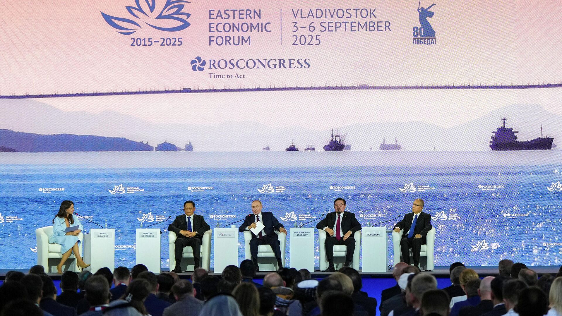 Развитие ДФО должно способствовать росту доходов людей, заявил Путин