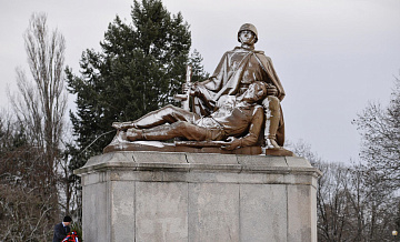 Российские дипломаты возложили цветы на кладбище советских воинов в Варшаве