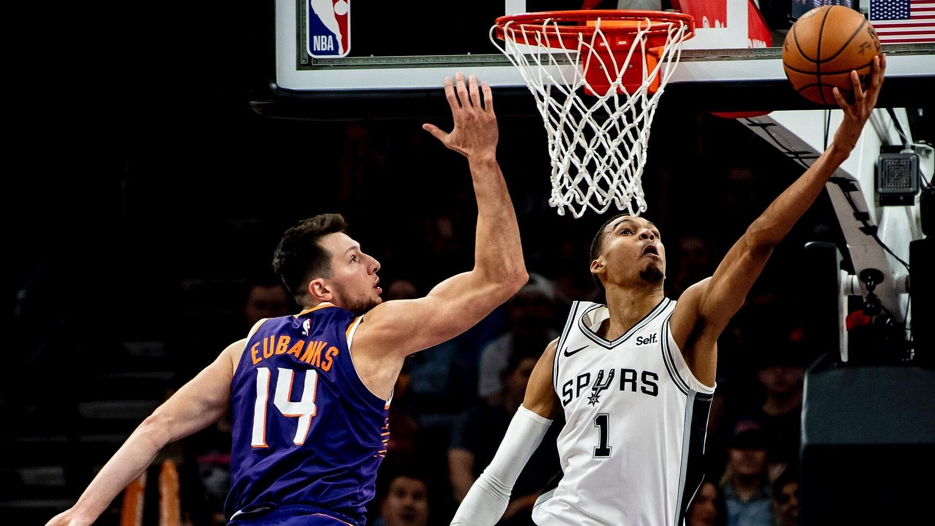 Дабл-дабл Вембаньямы принес "Сан-Антонио" победу над "Лейкерс" в матче НБА