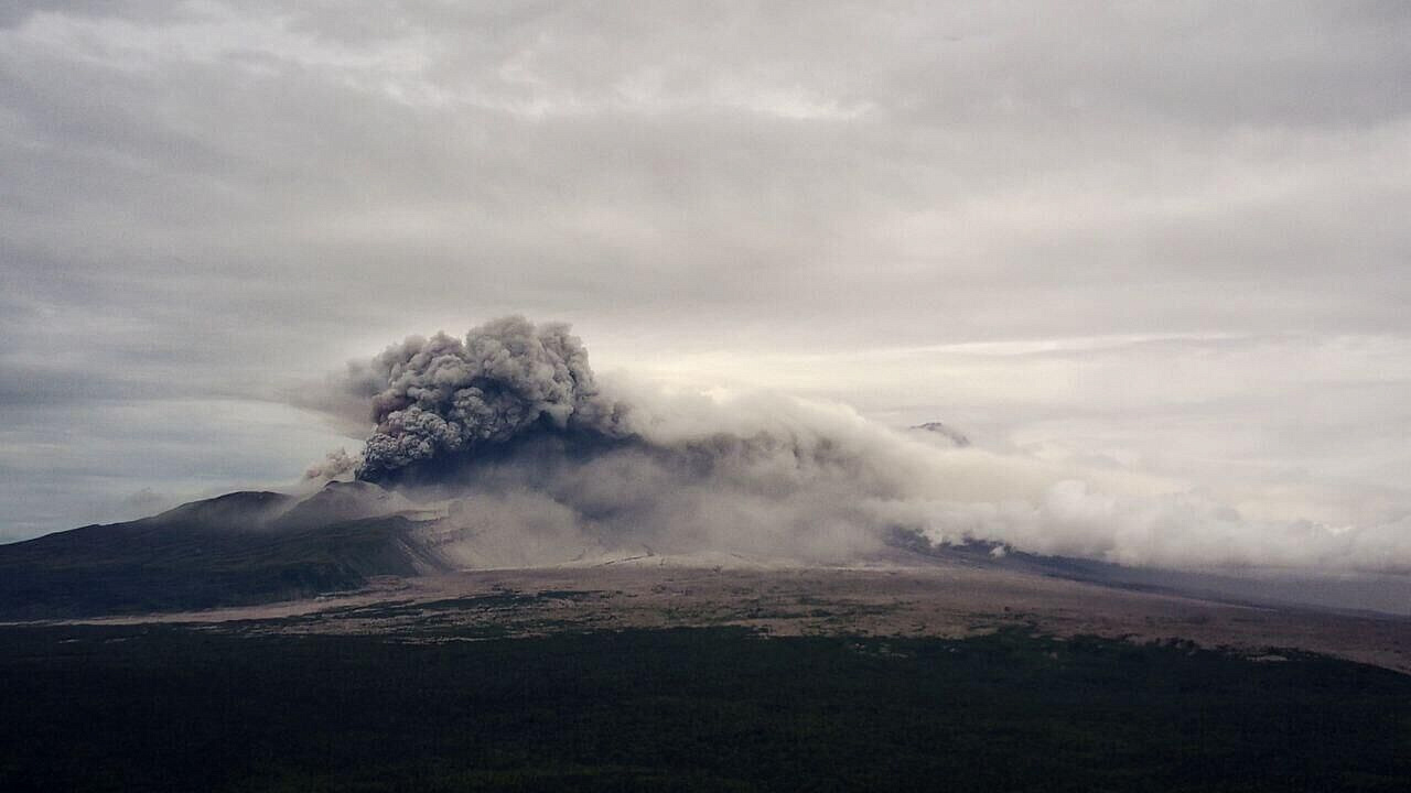На вулкане Шивелуч на Камчатке произошел мощный выброс пепла
