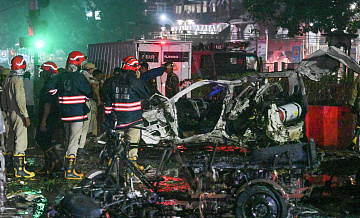 Взрыв автомобиля в Нью-Дели выбил окна в соседних домах