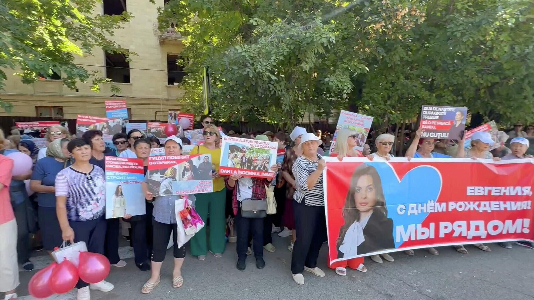 Сторонники Гуцул поздравили ее с днем рождения у стен кишиневского СИЗО