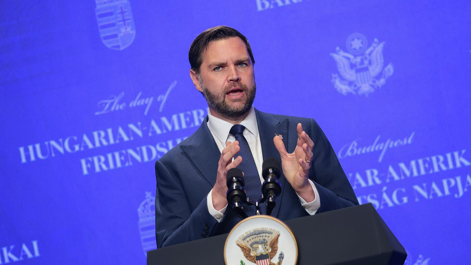 Вэнс сравнил себя с героем фильма "Один дома" во время визита Трампа в КНР