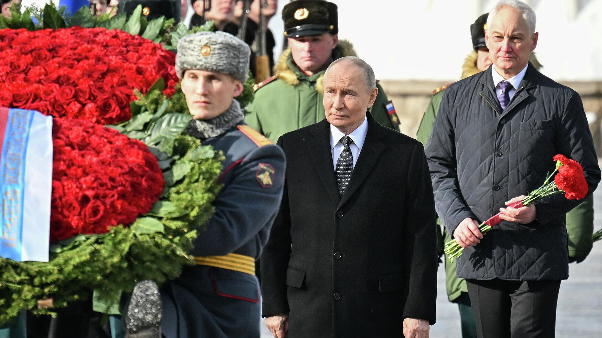 Путин пообщался с Белоусовым на церемонии возложения венка