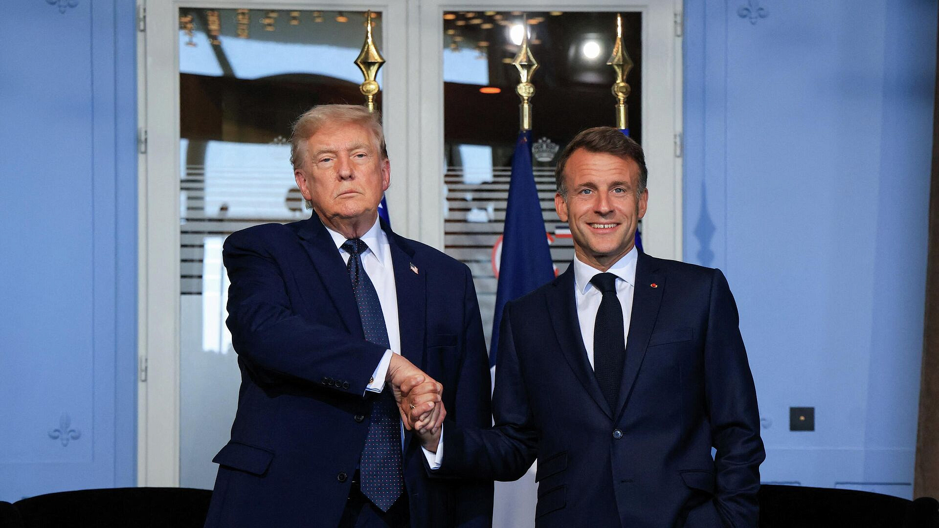 Трамп и Макрон поборолись на руках в Версале