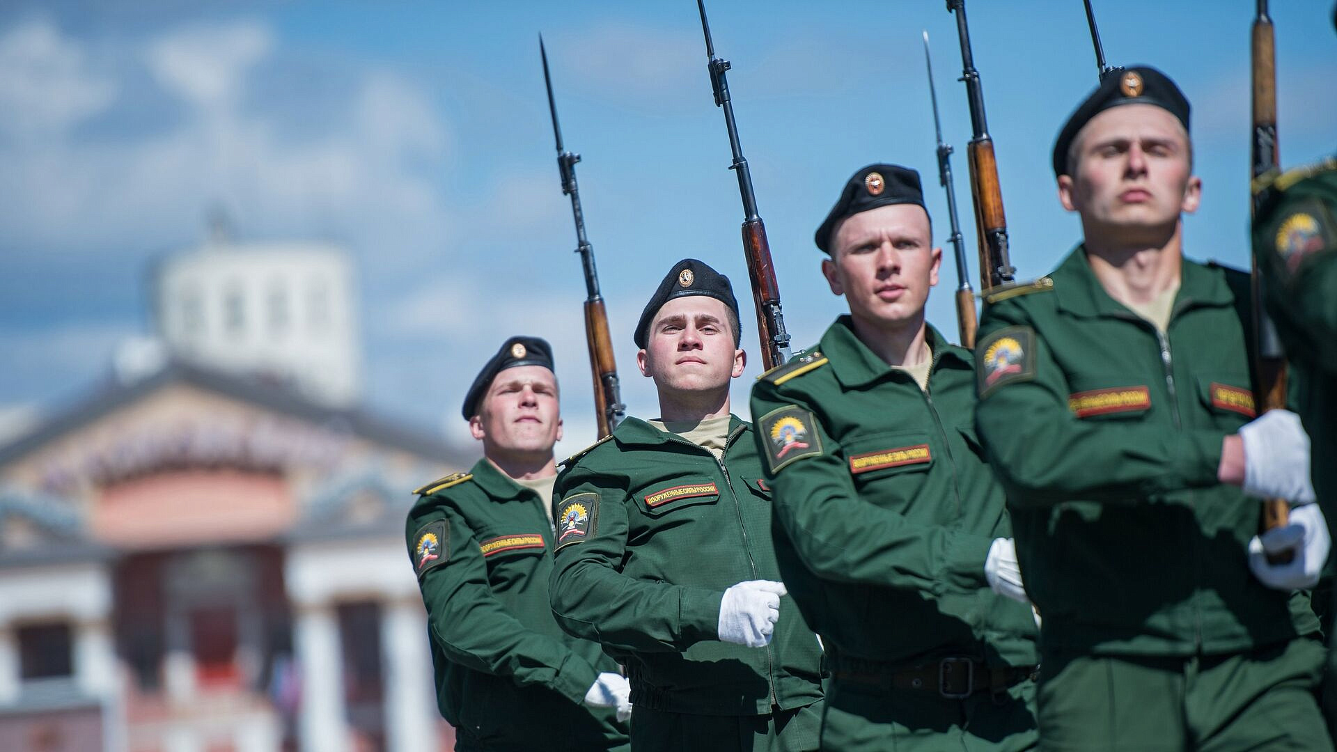 В Омске начался парад Победы
