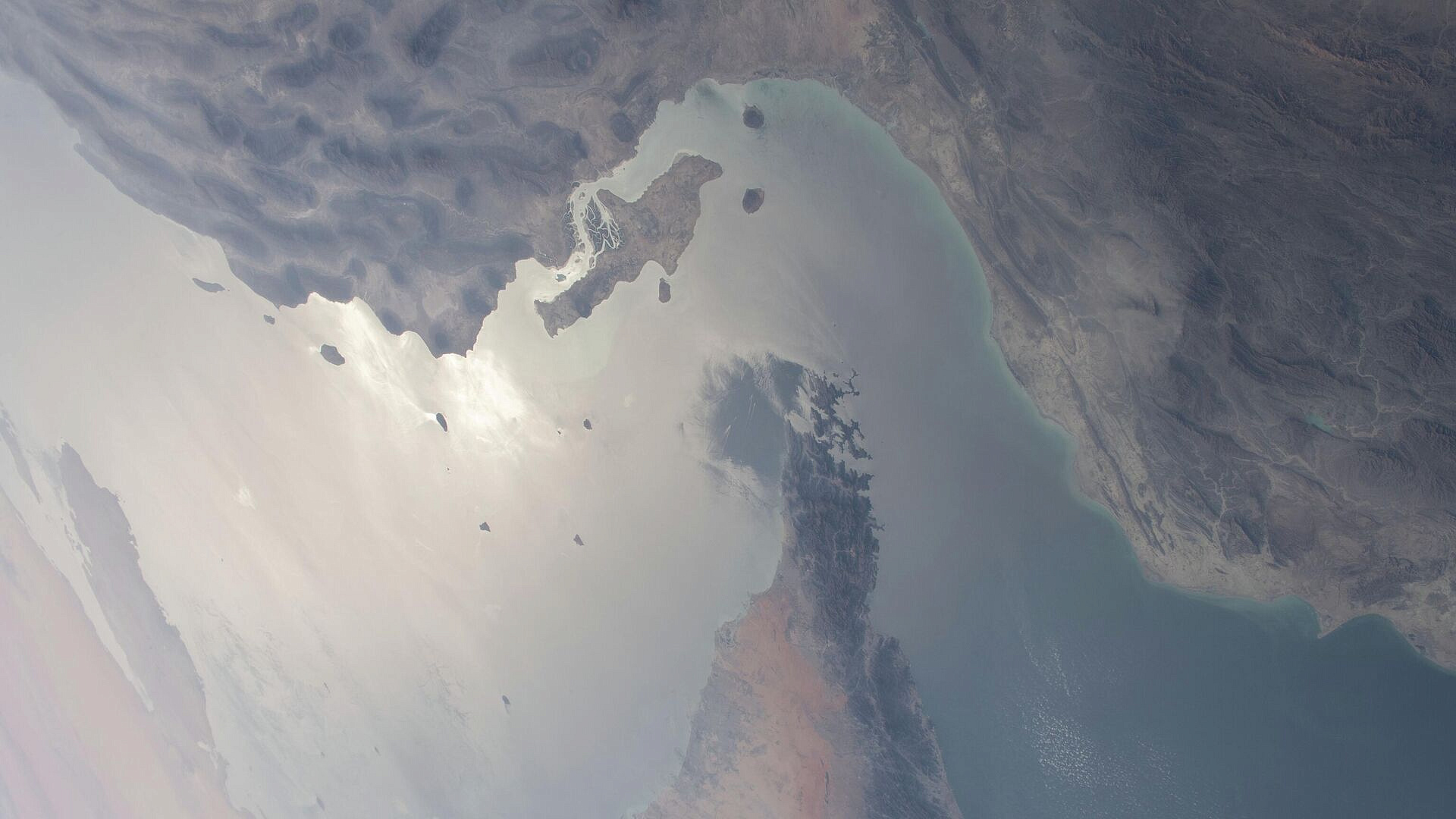 Десятки танкеров скопились по обе стороны Ормузского пролива