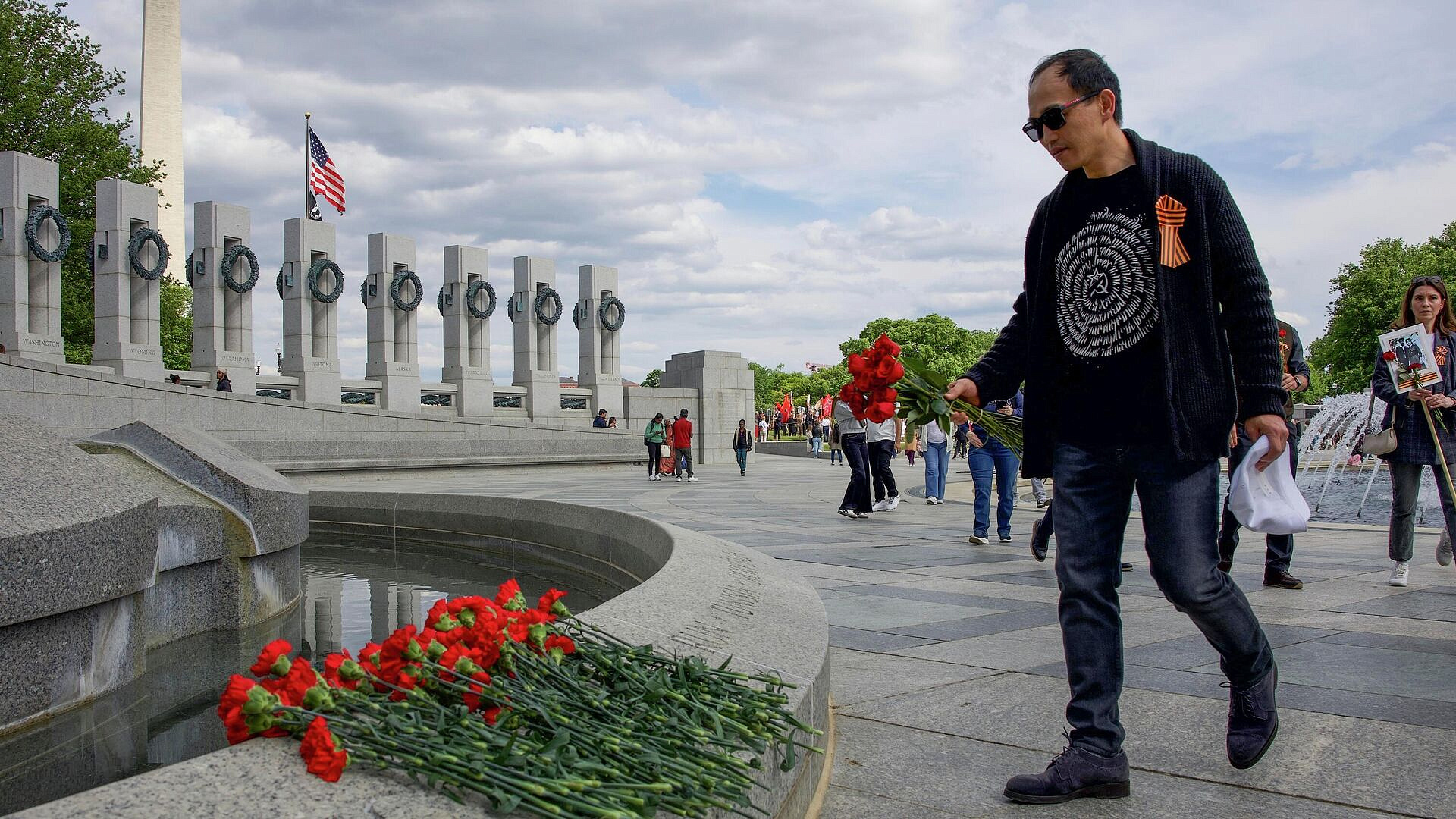 Российские соотечественники возложили цветы к мемориалу в Вашингтоне