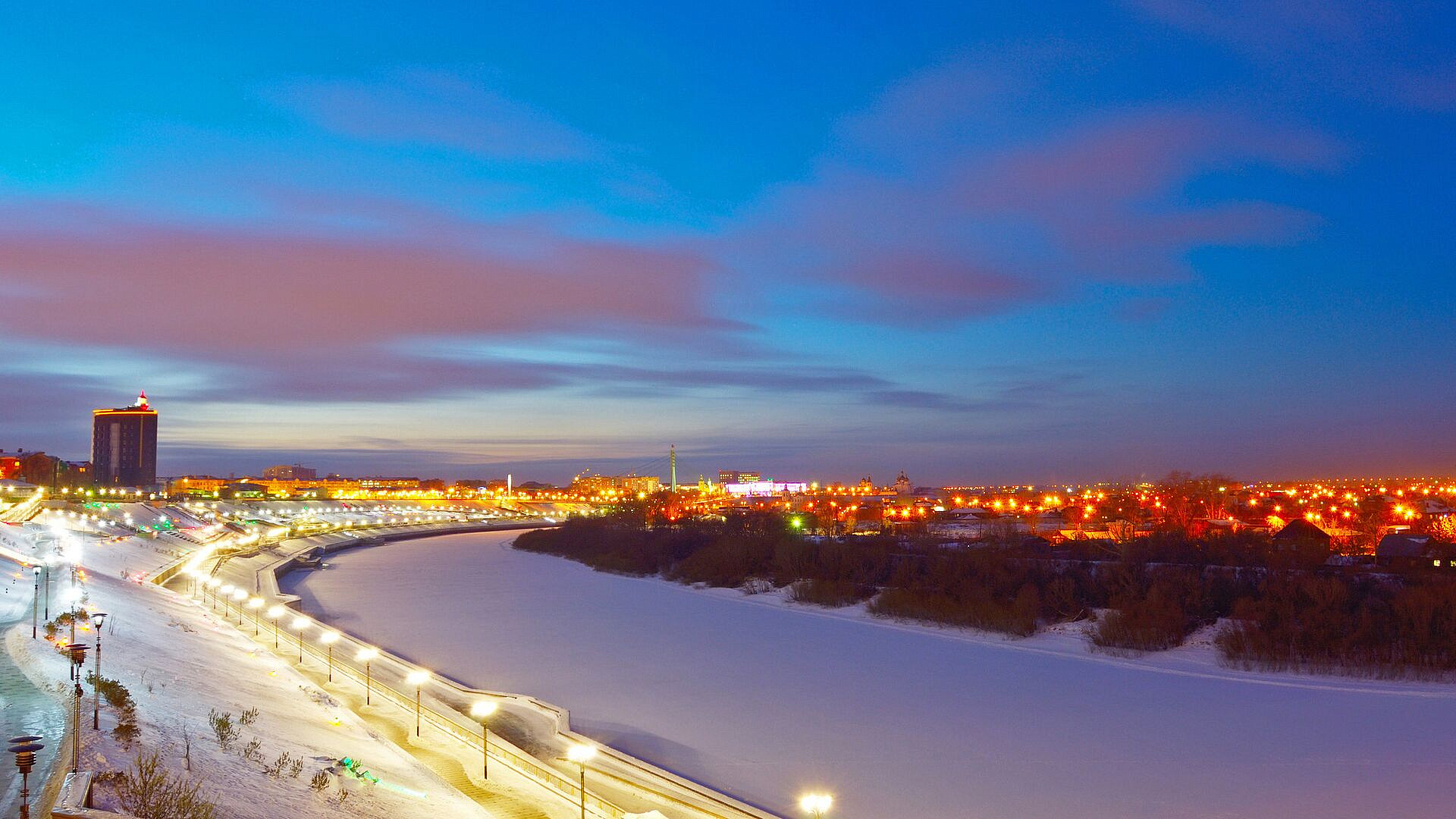 Две жительницы Тюмени выиграли квартиры в викторине "Люби свой край"