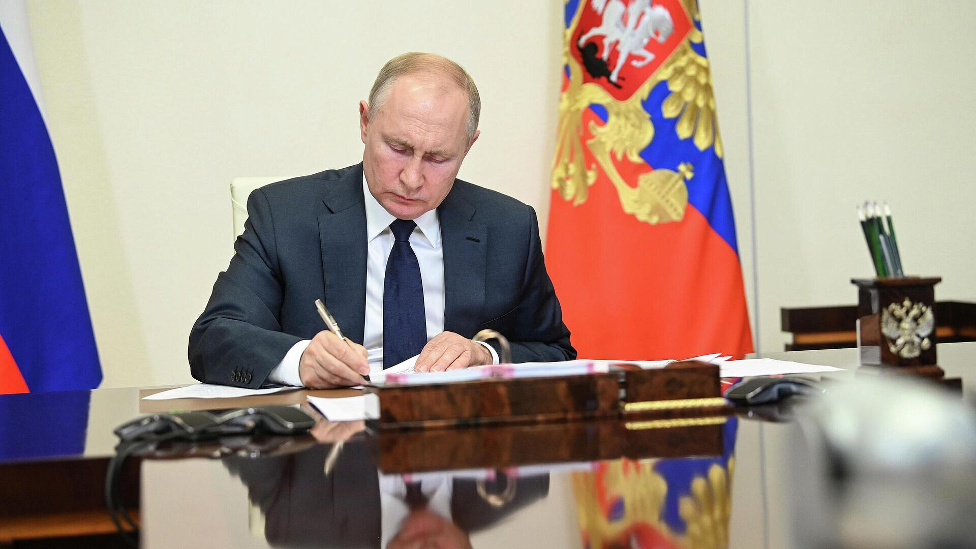 Путин поручил разработать программу обучения бережливому производству