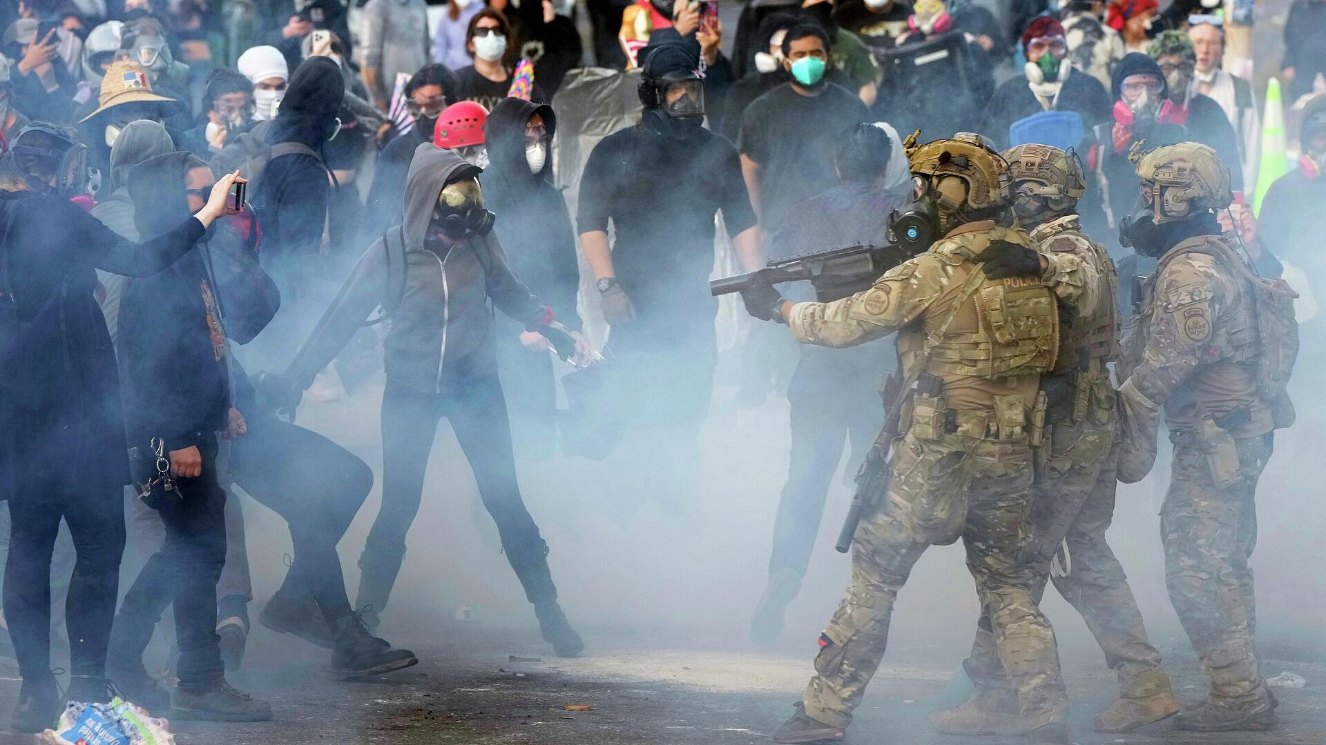 В США протестующие прорвались в здание миграционной службы