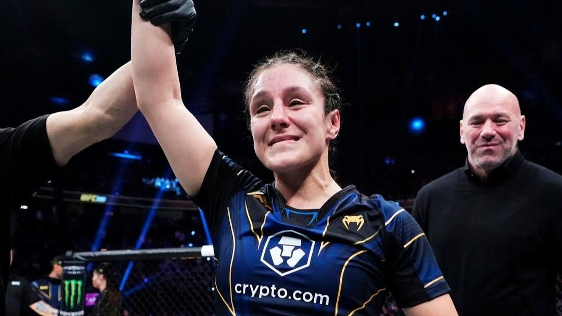 Экс-чемпионка UFC нокаутировала, а затем придушила отключившуюся соперницу