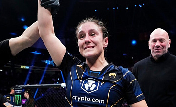 Экс-чемпионка UFC нокаутировала, а затем придушила отключившуюся соперницу