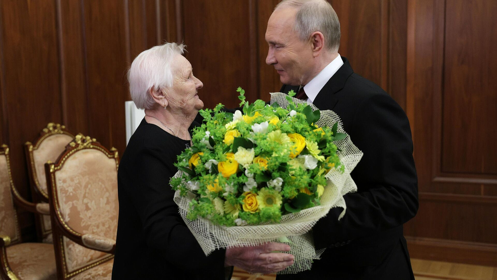 Внимание Путина к своей первой учительнице вызвало интерес в Турции
