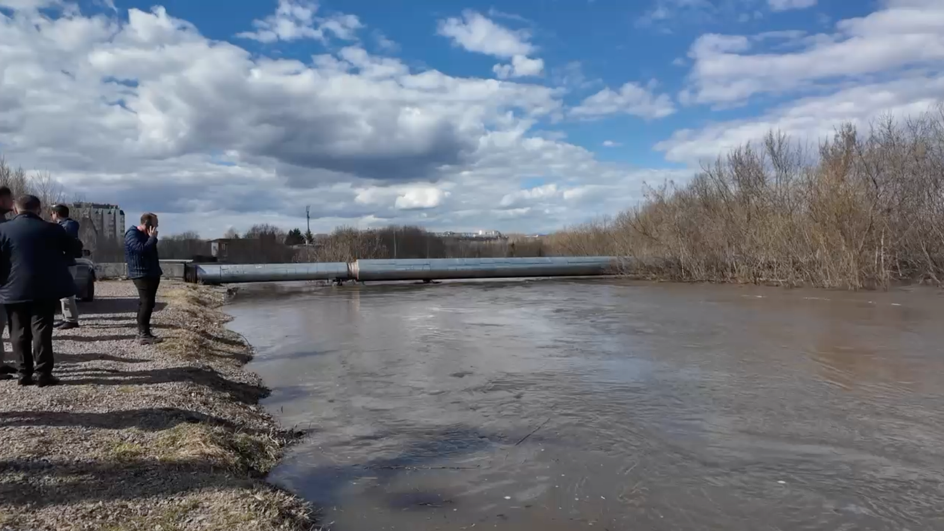 В Томске из-за поднятия уровня воды укрепляют дамбы мешками с песком