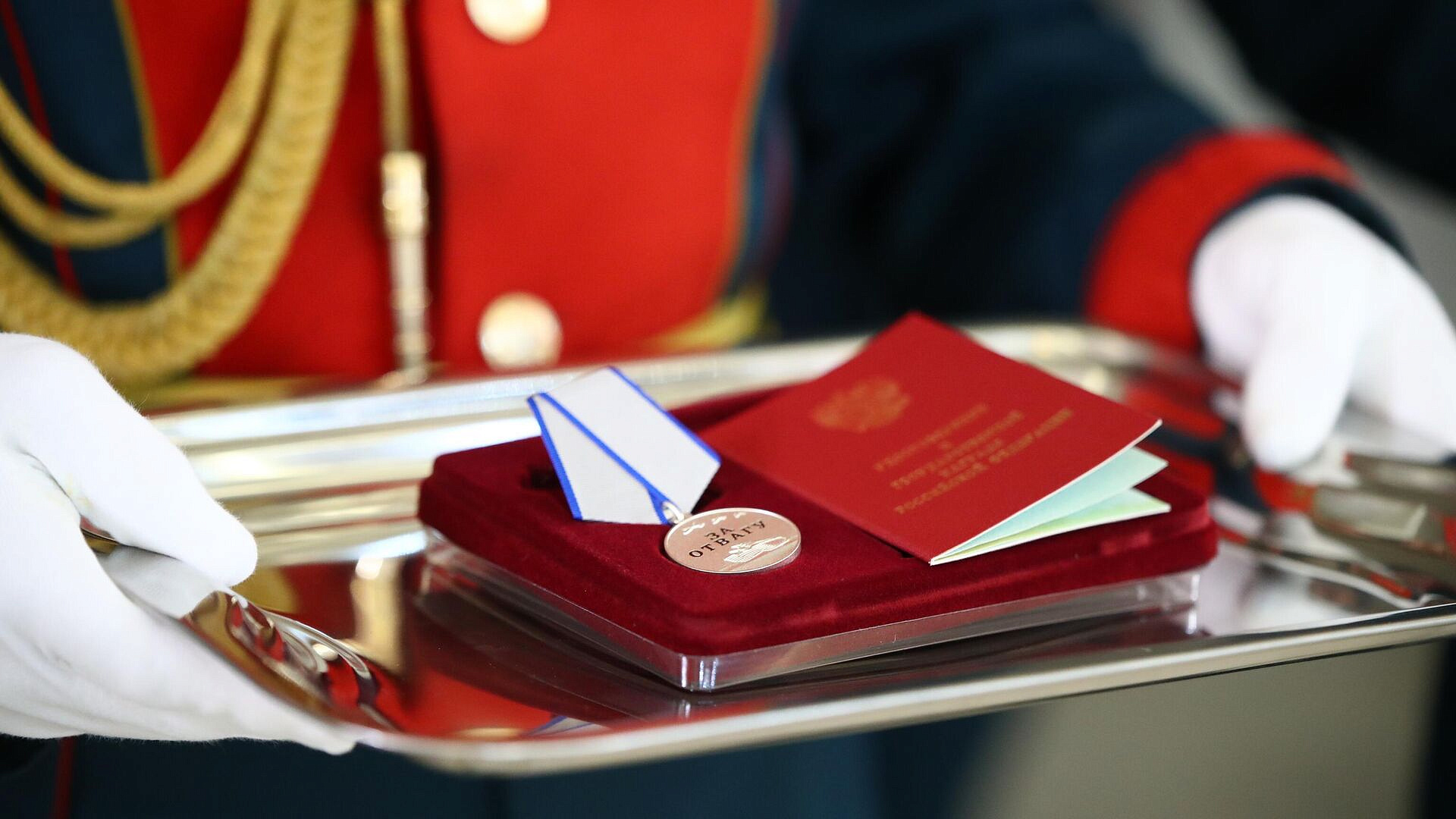 Артистов ансамбля песни и пляски ЦВО наградили в зоне спецоперации