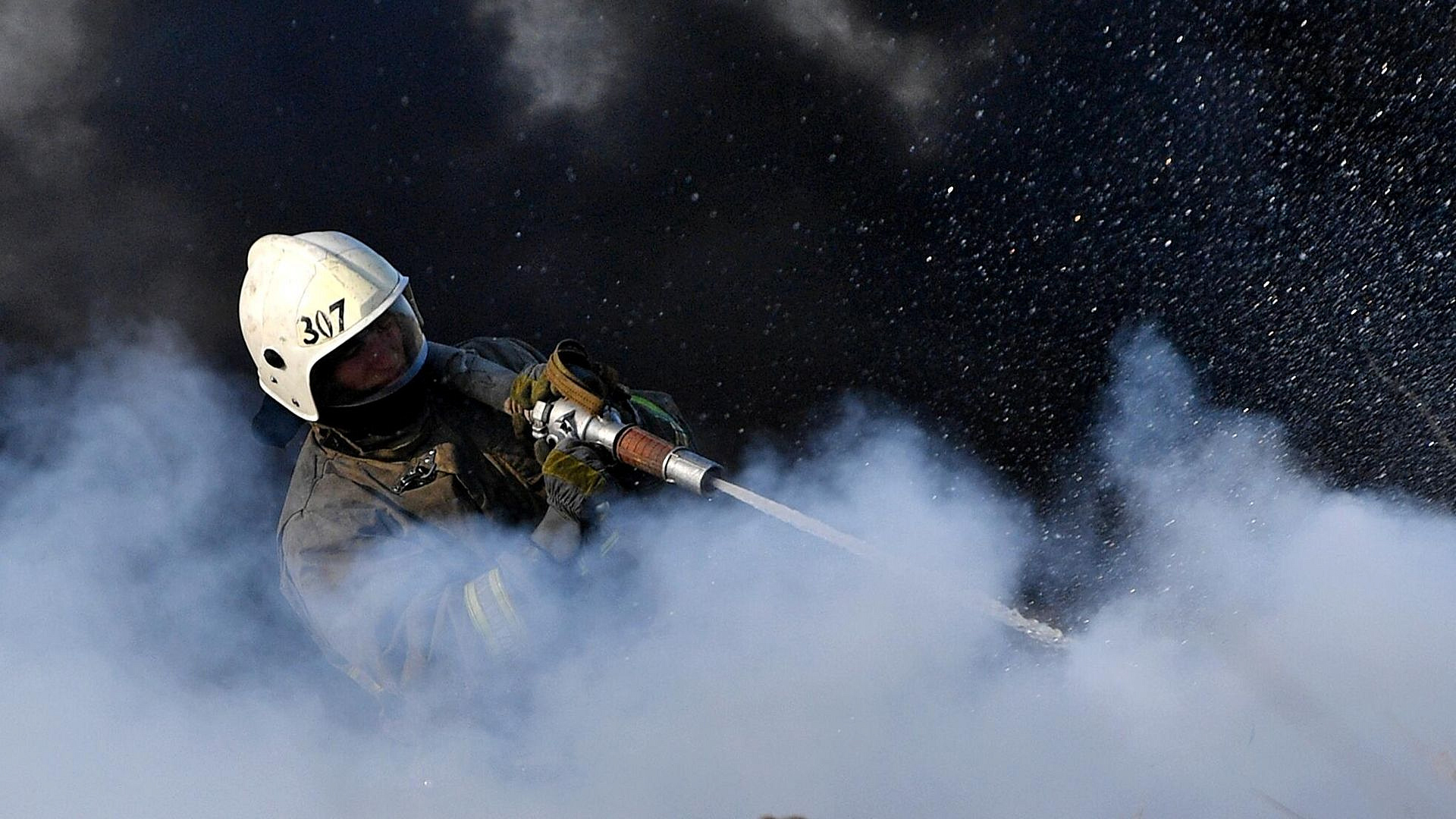 В поселке Волна на Кубани вспыхнул пожар из-за падения обломков БПЛА