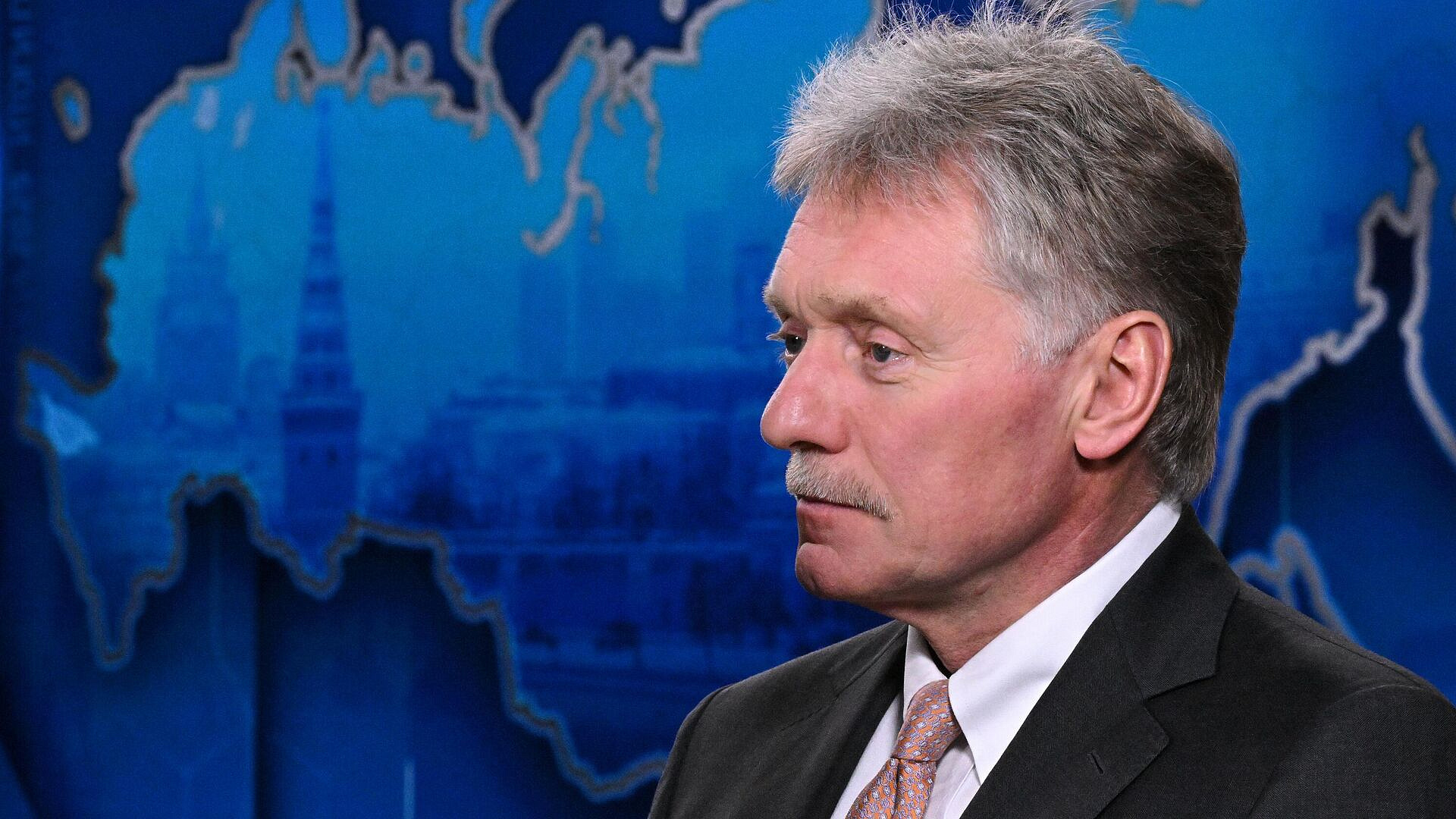 Россия имеет дело с вражескими соцсетями, заявил Песков