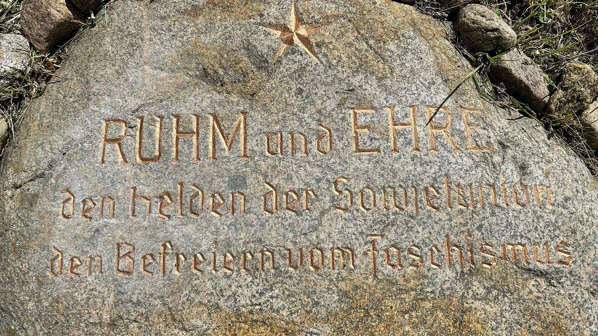 Монахи РПЦ привели в порядок знаки на месте расстрела советских офицеров