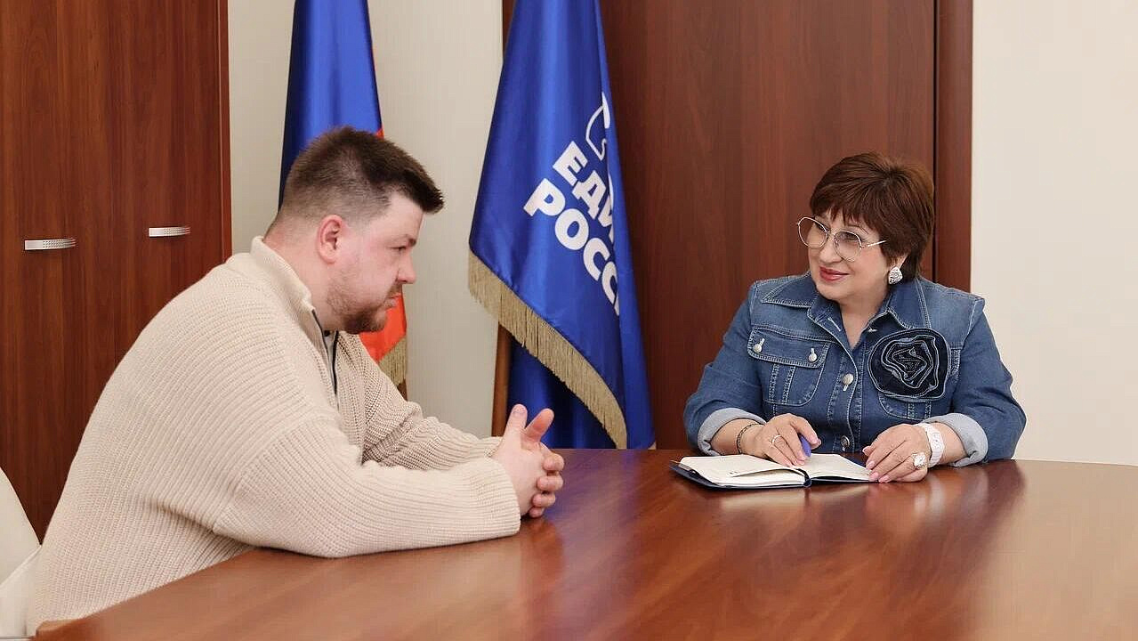 Спикер Заксобрания Владимирской области Хохлова встретилась с ветераном СВО