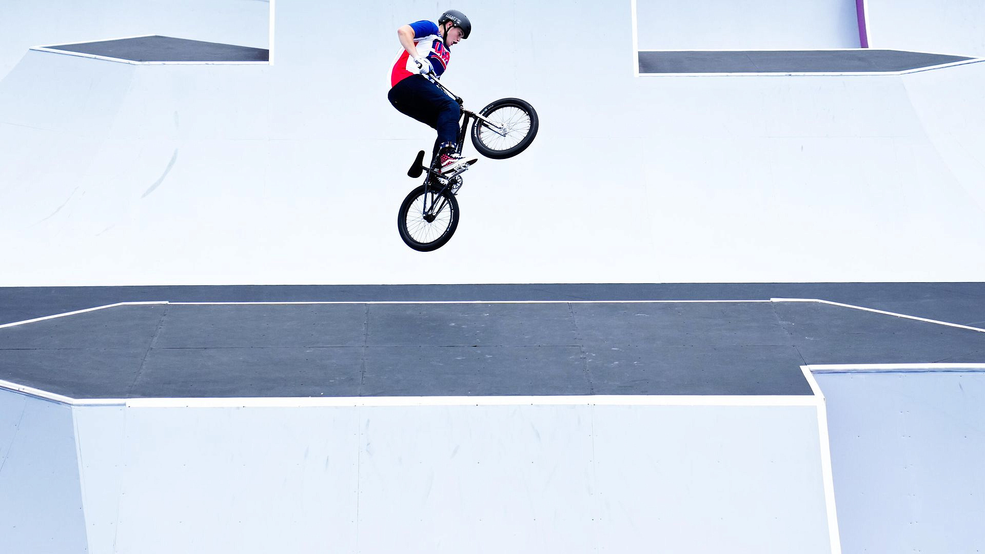 Россиянин Любишкин завоевал серебро на чемпионате Европы по BMX-фристайлу