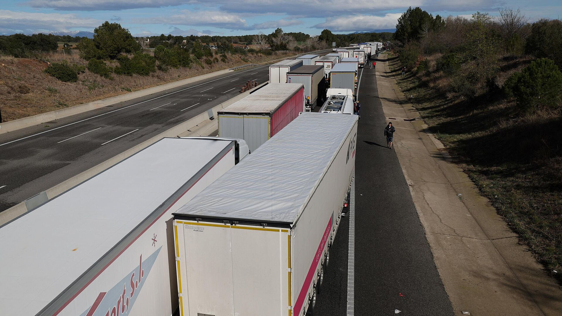 Каталонские фермеры заблокировали дороги на границе с Францией