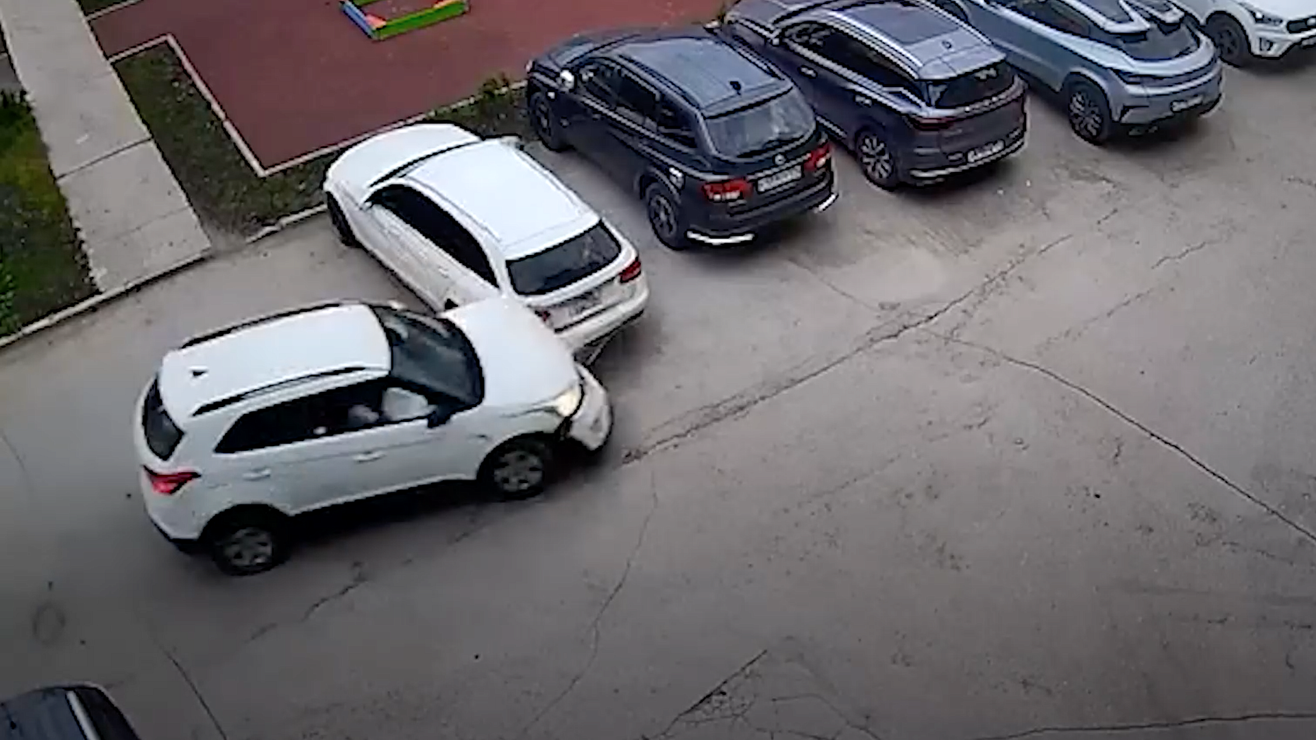 Водитель под Челябинском протаранил авто во дворе, чуть не сбив детей