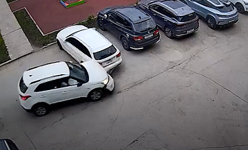 Водитель под Челябинском протаранил авто во дворе, чуть не сбив детей