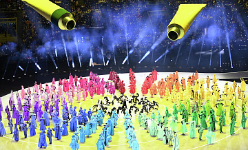 Вэнс с трибуны следит за церемонией открытия Зимней Олимпиады