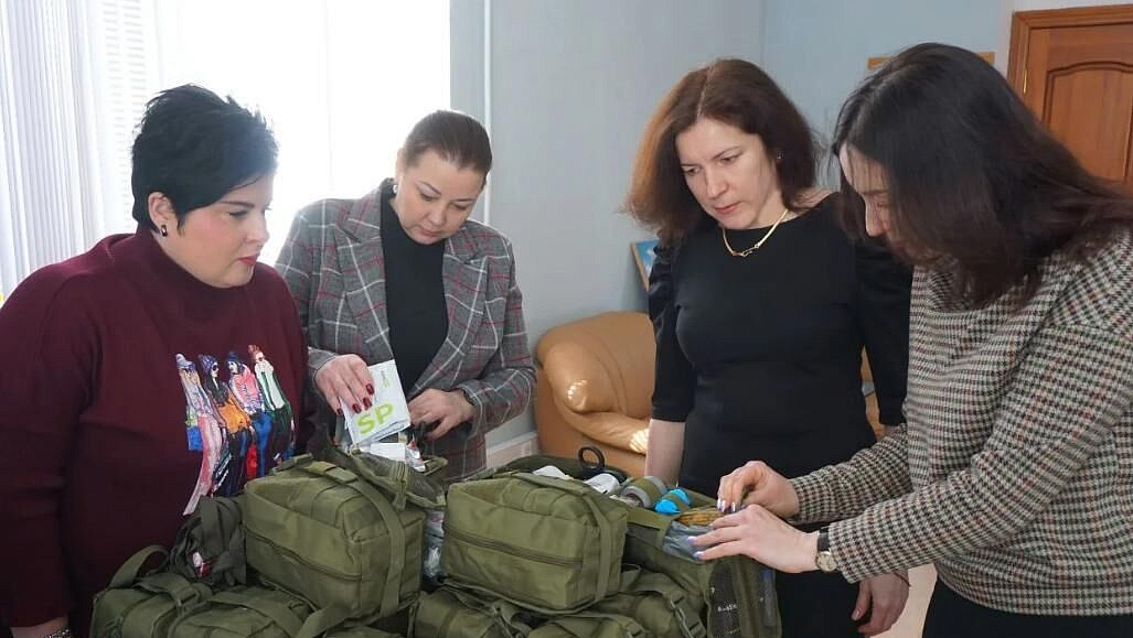 Сотрудники липецких избиркомов отправили тактические аптечки в зону СВО