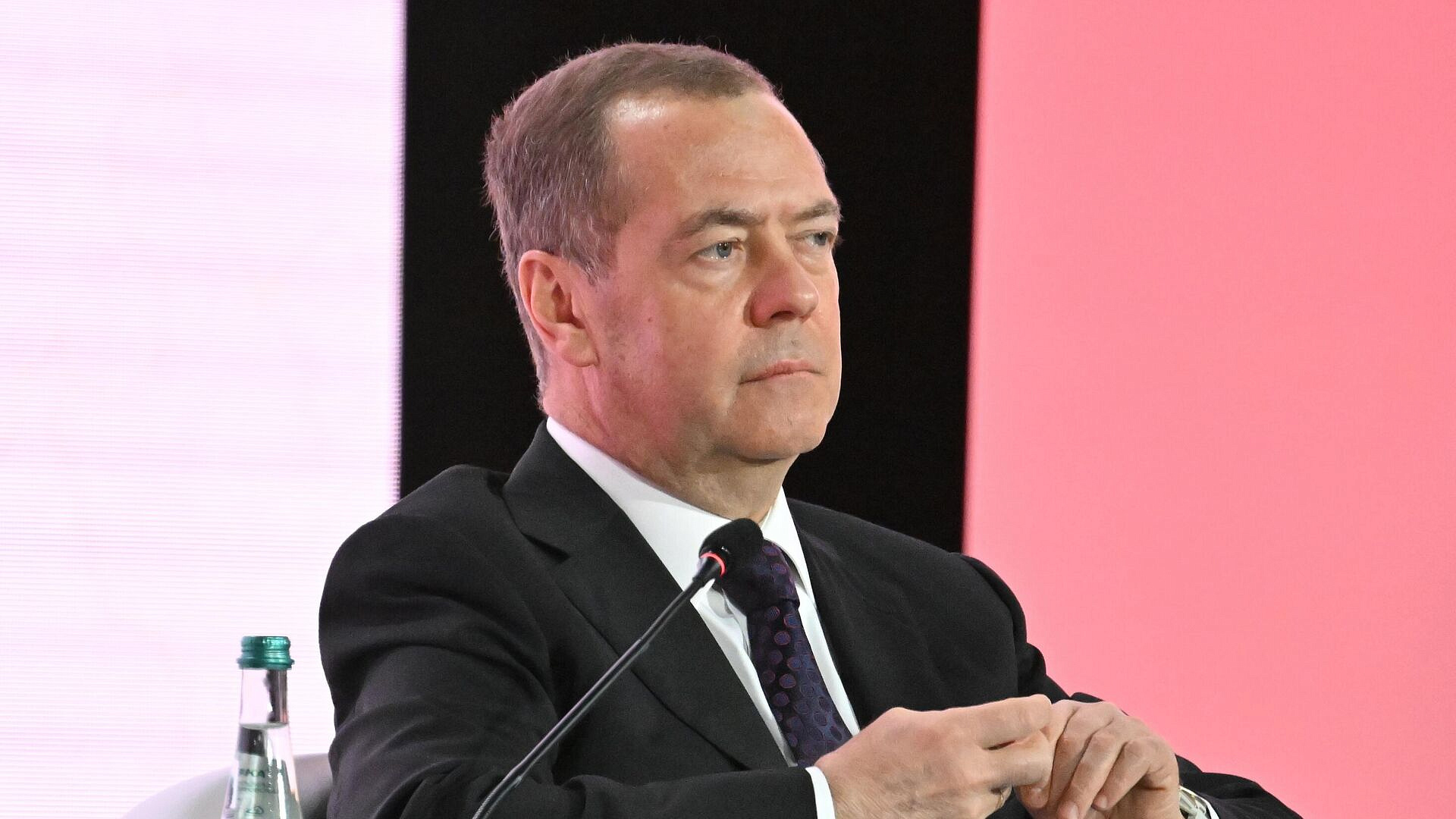 Медведев указал на непрозрачность работы лабораторий США в других странах