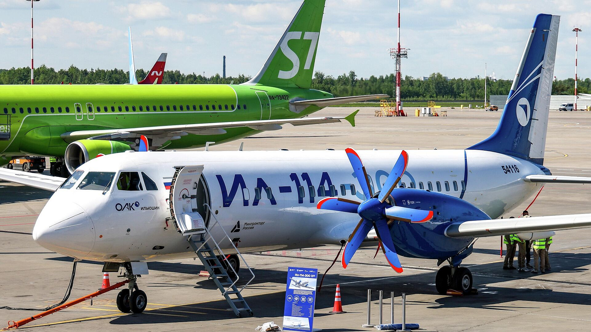 Мантуров поднялся на борт самолета Ил-114-300