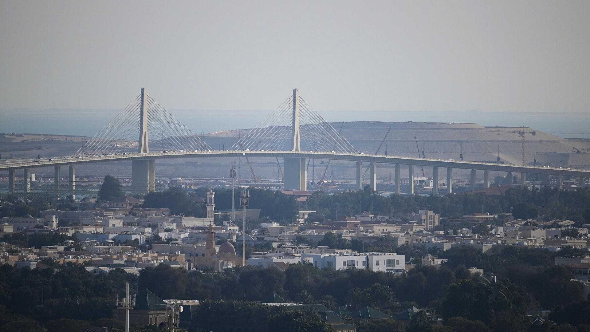 В Абу-Даби приостановили работу завода по переработке газа после обстрела