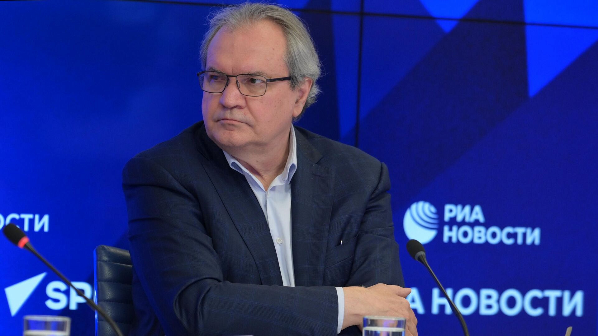 Запад боится, что Россия предложит иной проект мира, заявил Фадеев