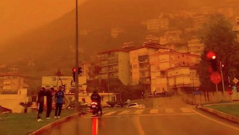 Анталья окрасилась в оранжевый цвет из-за песчаной бури из Африки 