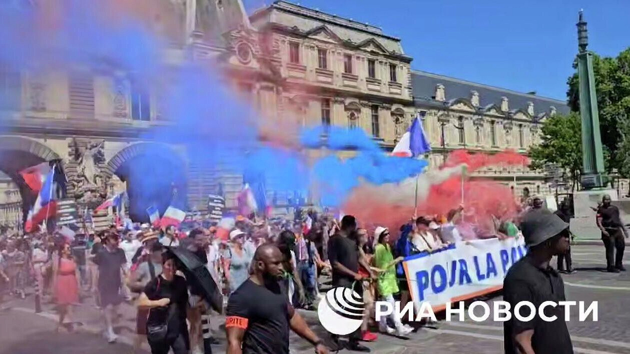 Французский политик призвал перестать "выписывать чеки" Украине