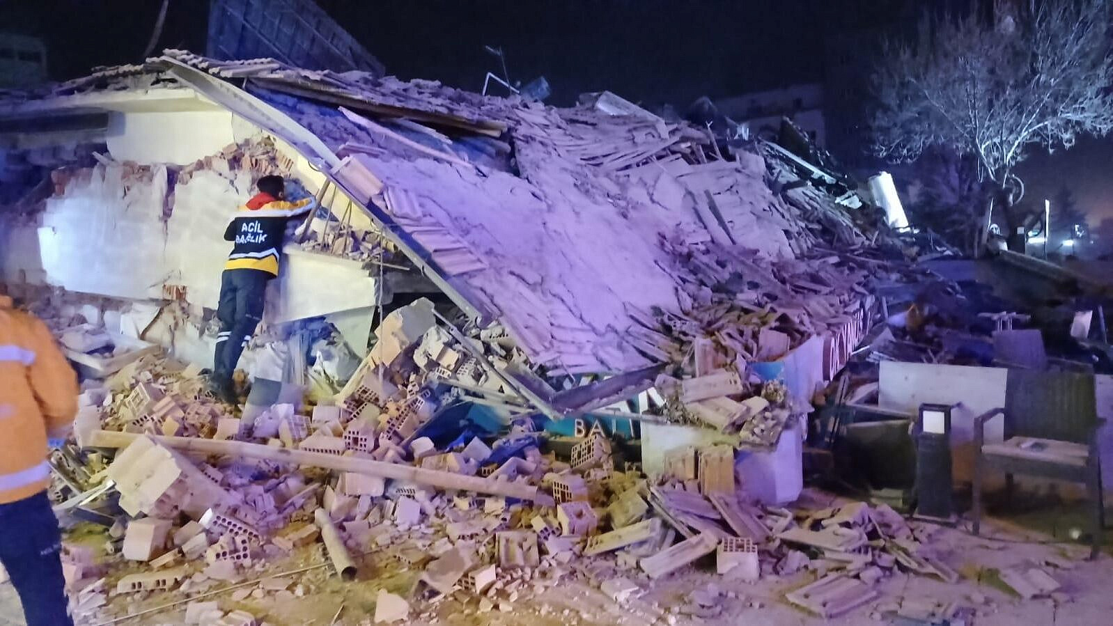 Из-под завалов обрушившегося дома в Турции извлекли тела двух человек