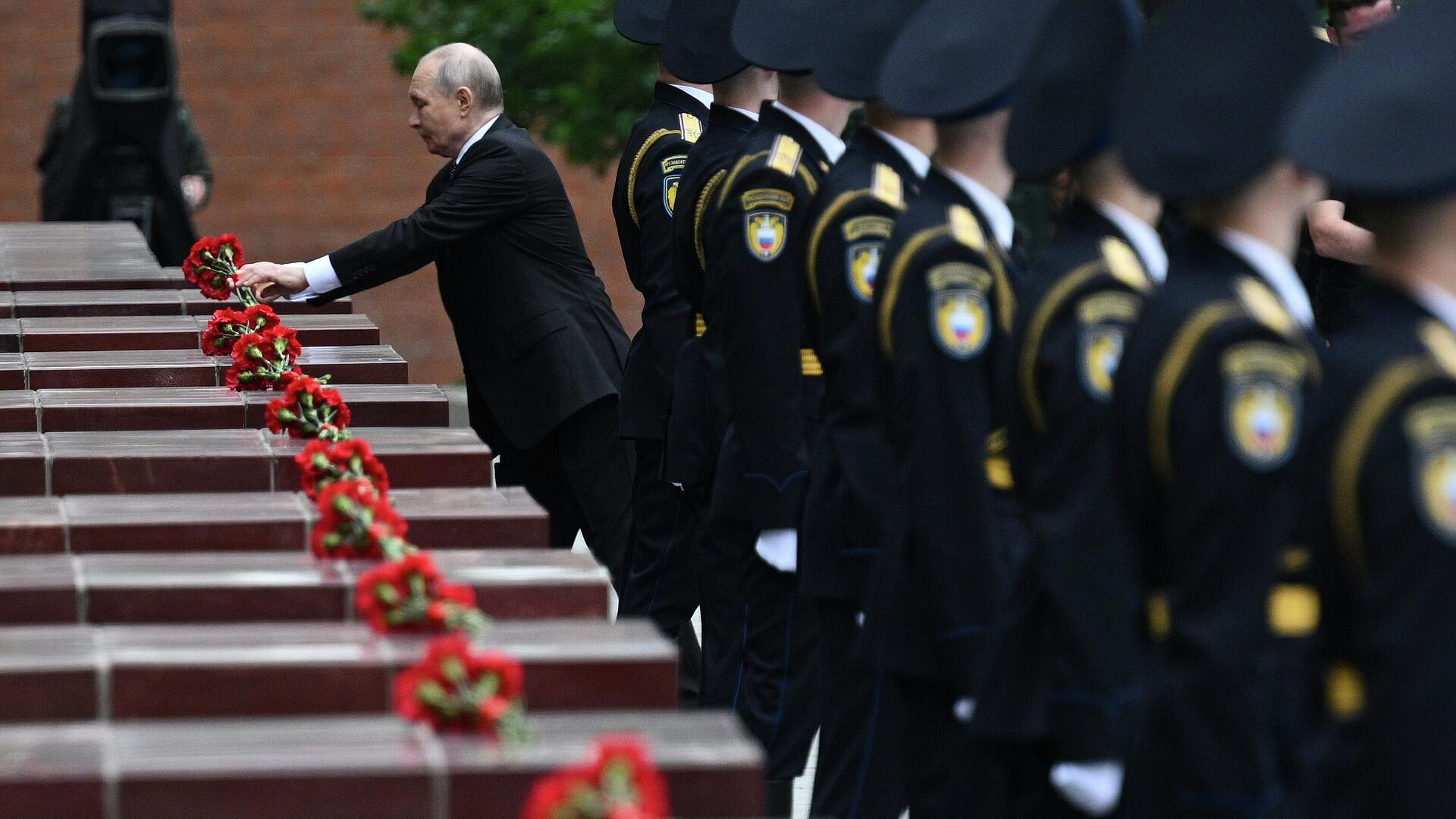 Путин возложил цветы к тумбам городов-героев, в том числе Киева и Одессы