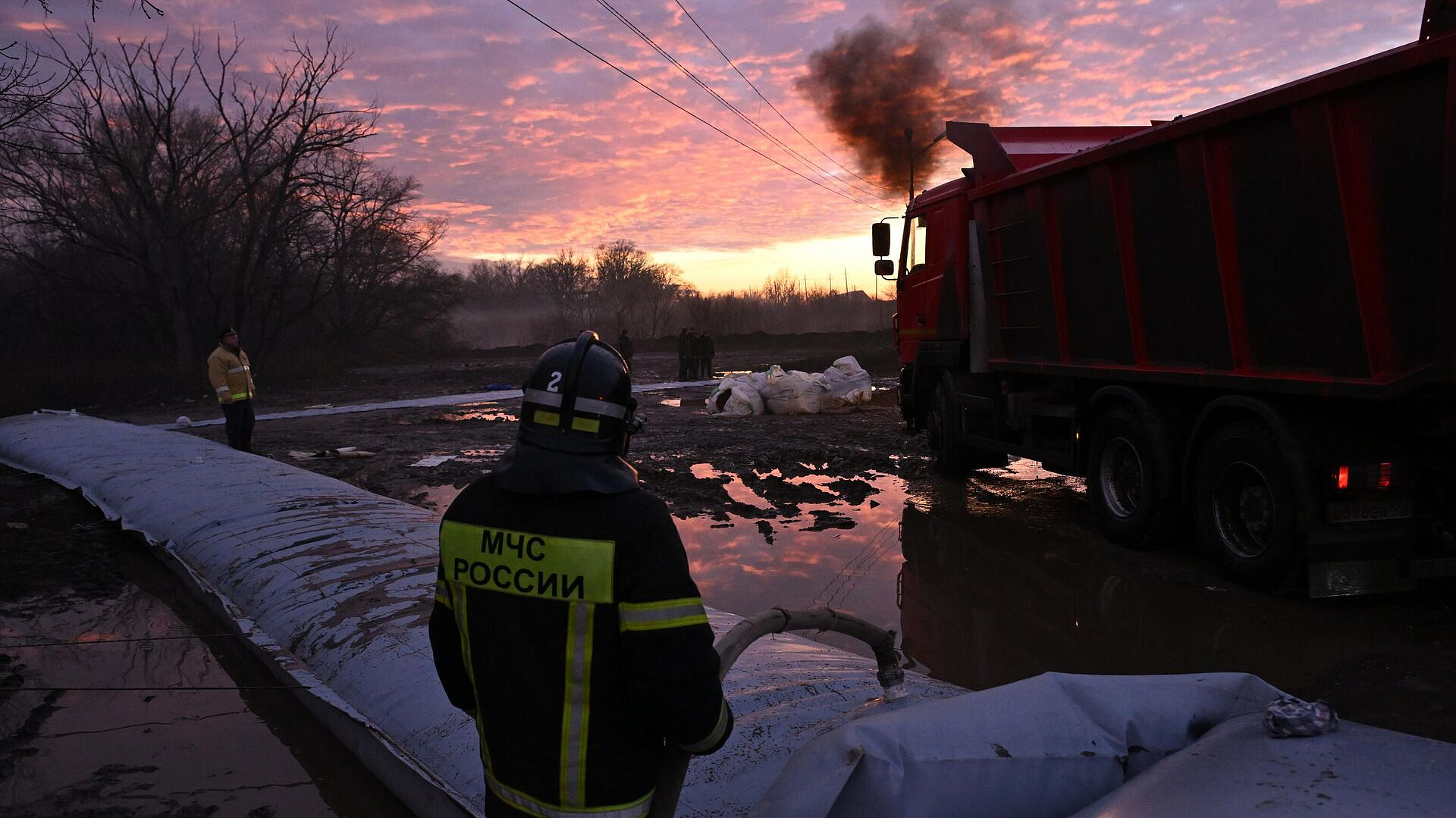 В Оренбуржье за сутки от воды освободили 876 жилых домов