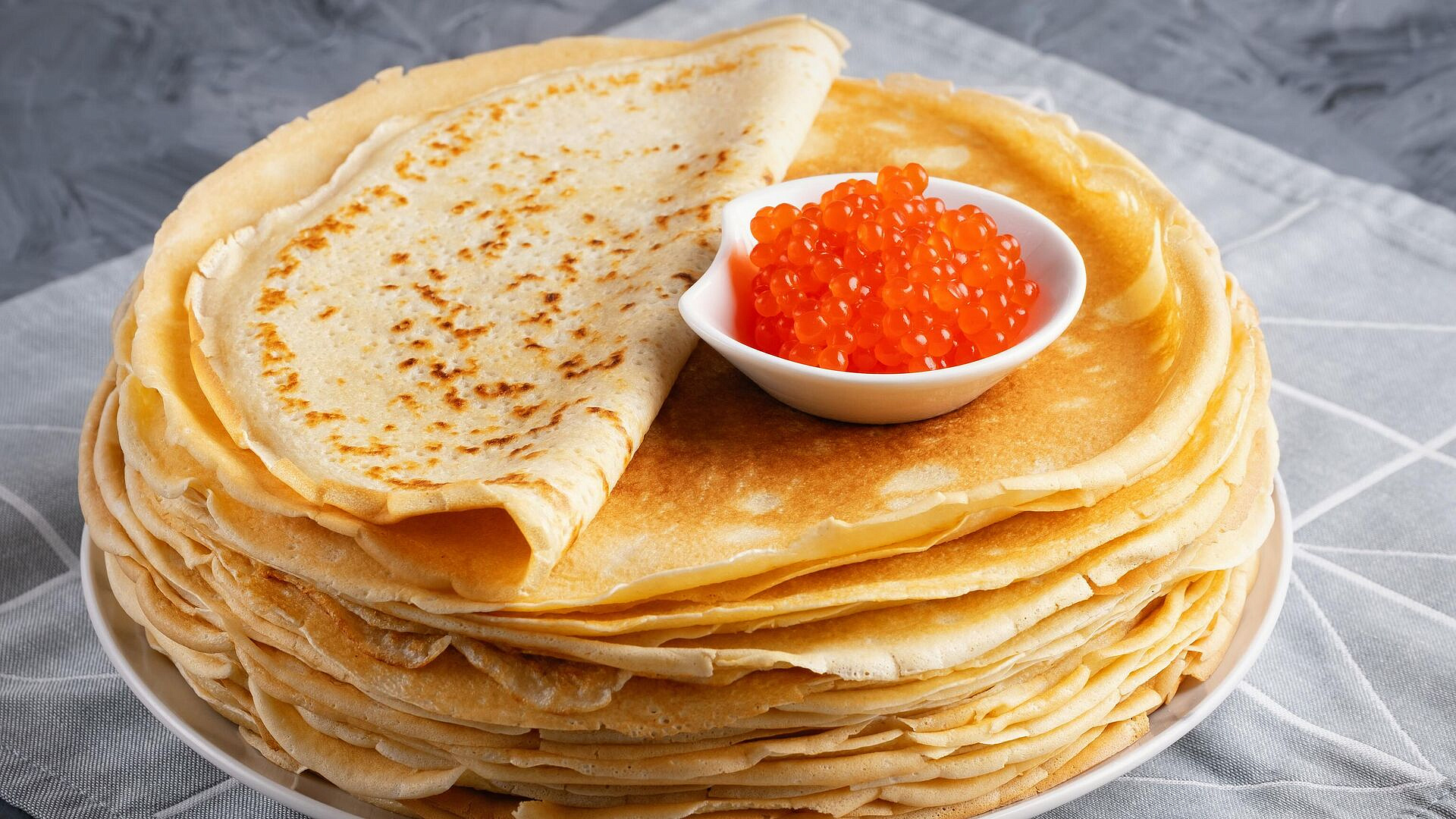 Подсчитано, сколько стоят блины с икрой в российских кафе