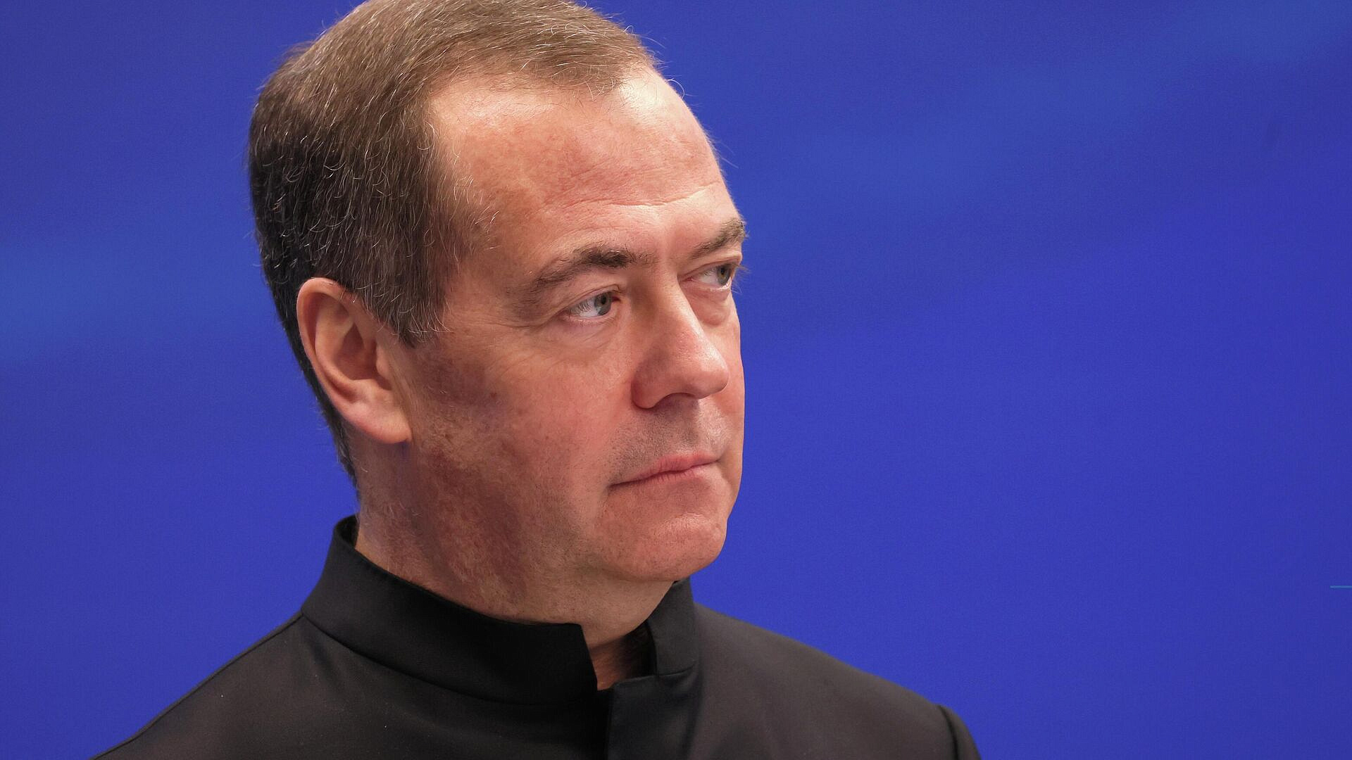 Европейцам не стоит рассчитывать на вмешательство США, заявил Медведев