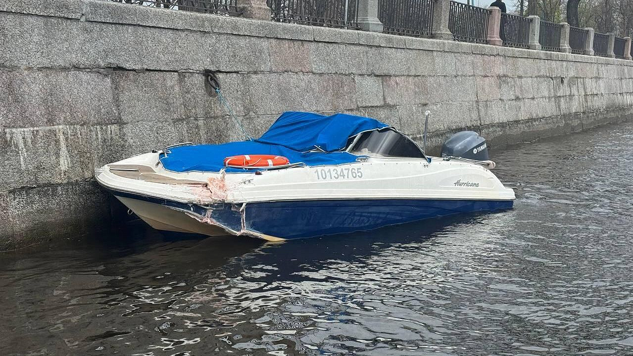 В Петербурге катер столкнулся с опорой моста