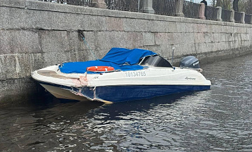 В Петербурге катер столкнулся с опорой моста