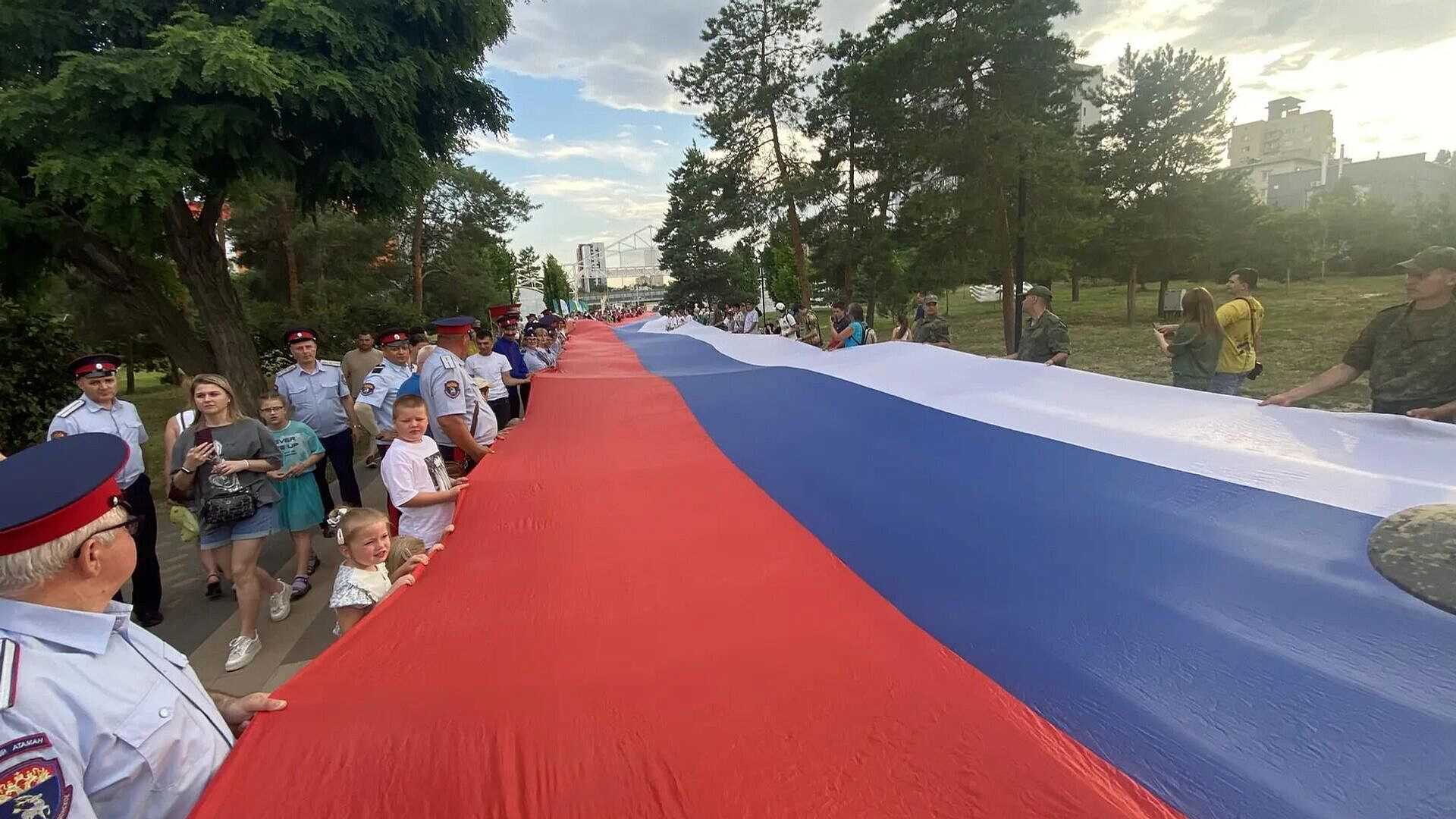 В Волгограде пронесли стометровое полотнище флага России