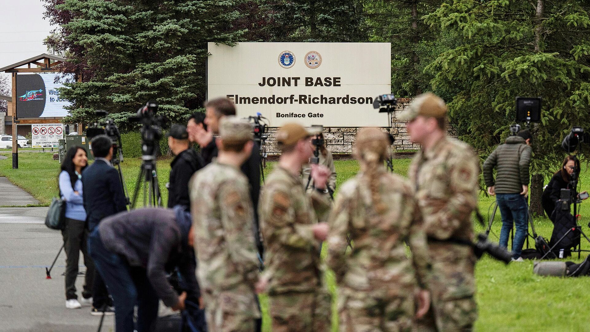 СМИ: военные США пострадали в результате встречи с бурым медведем на Аляске