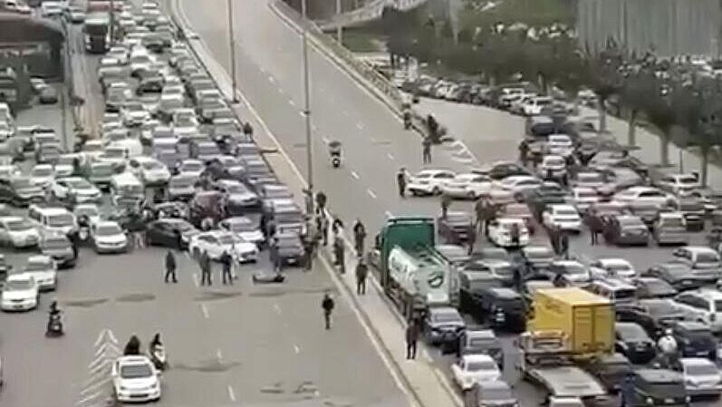 В Бейруте таксисты перекрыли улицы из-за роста цен на бензин