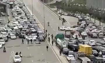 В Бейруте таксисты перекрыли улицы из-за роста цен на бензин